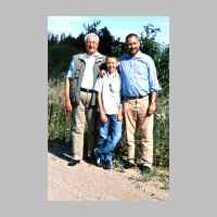 027-1053 Gross Engelau im Juli 2005. Von links Vater Wilhelm Witt, Sohn Klaus-Juergen Witt und Enkel Sebastian Witt. Foto Wilhelm Witt.jpg